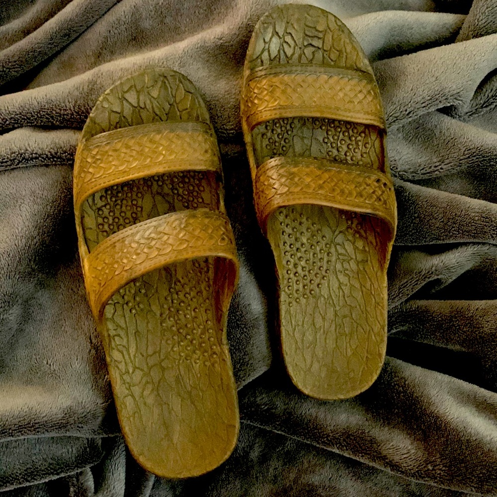 Hawaiian slip-on sandals